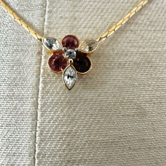 Avon vintage dainty rhinestone pendant necklace - Picture 1 of 9